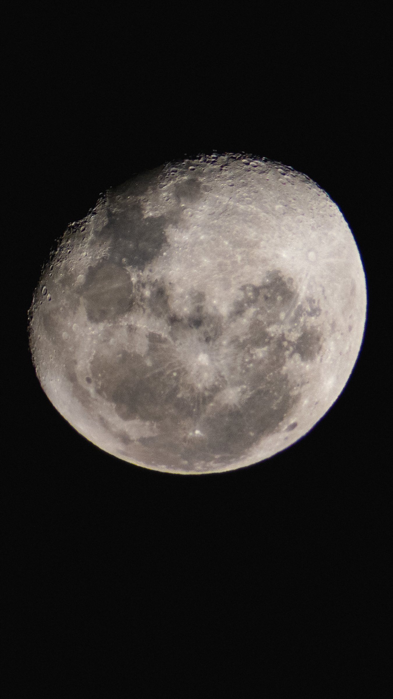 Luna gibosa con cráteres marcados en el terminador