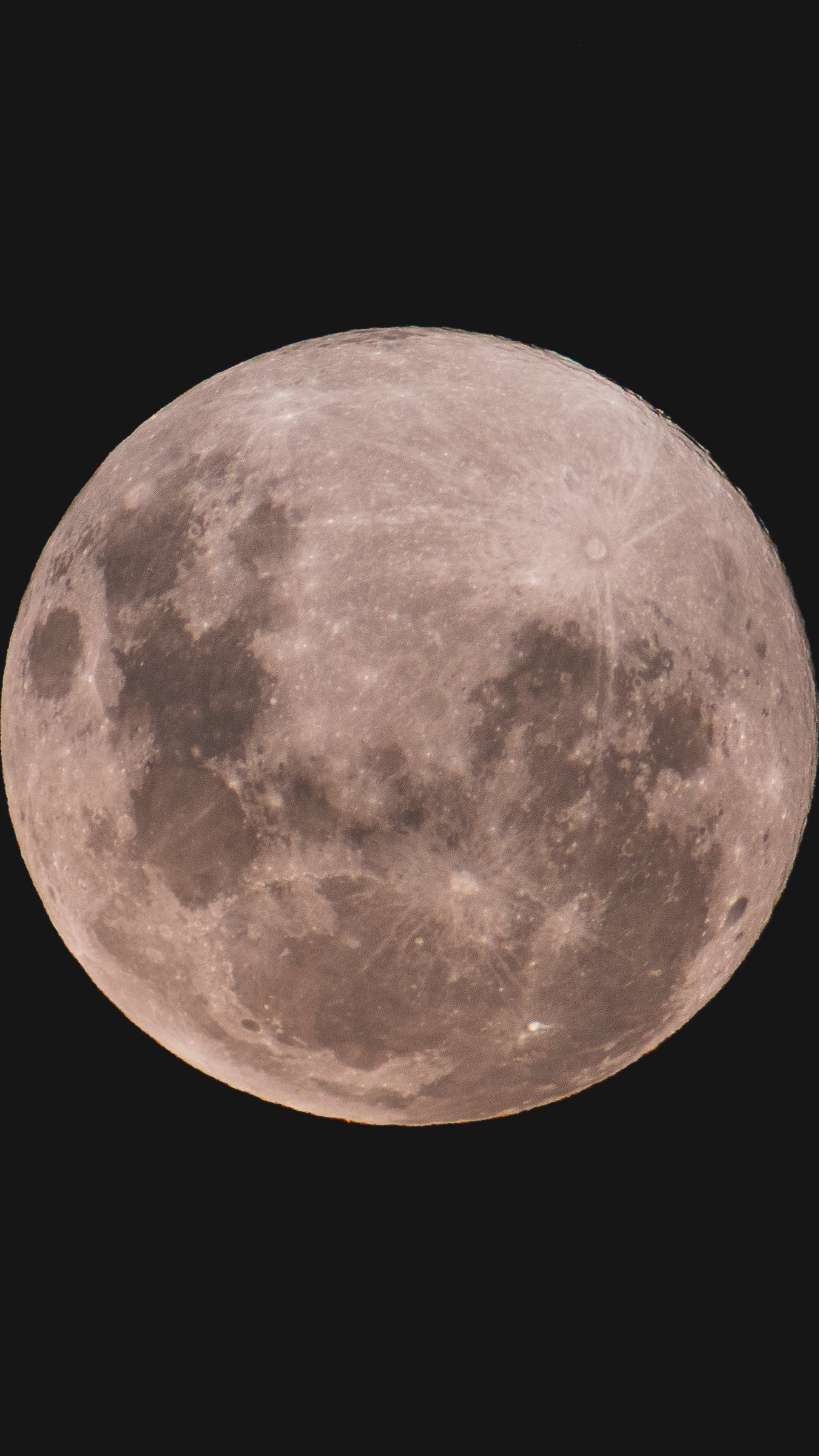 Detalle completo de la superficie de la Luna llena