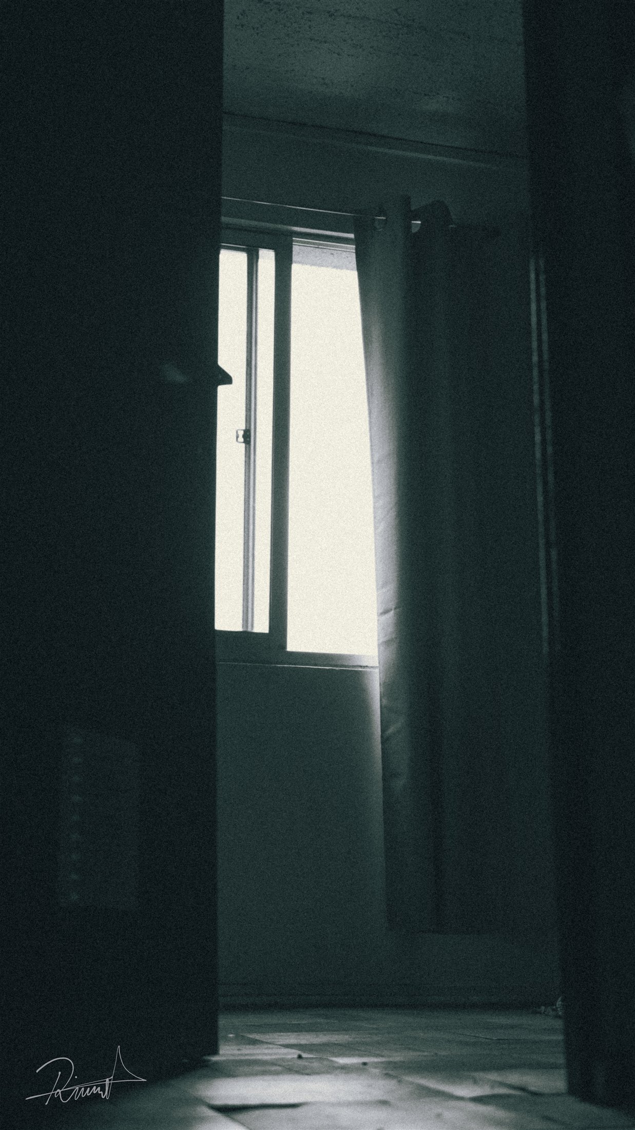 Ventana luminosa vista desde un corredor oscuro