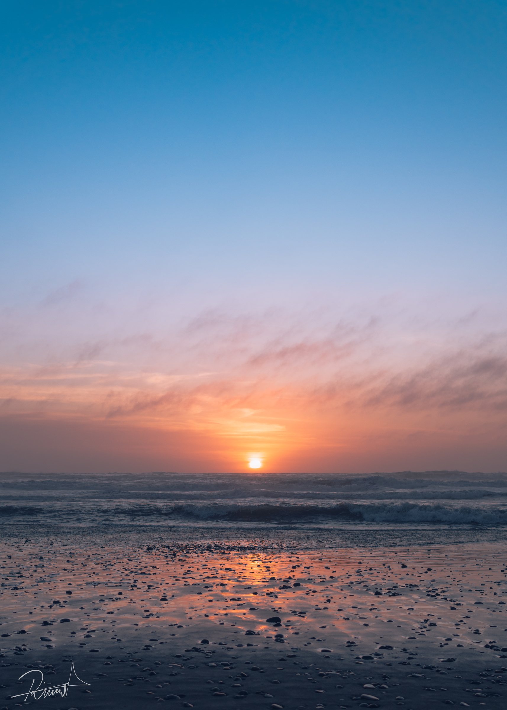 Sol descendiendo sobre las olas del océano
