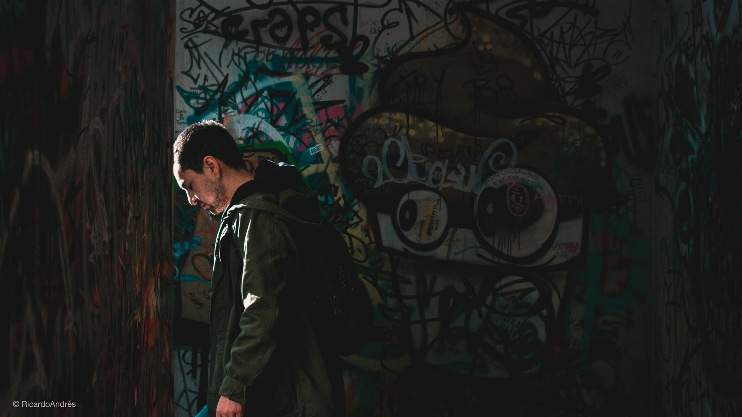 Retrato urbano de una persona entre muros cubiertos de grafiti