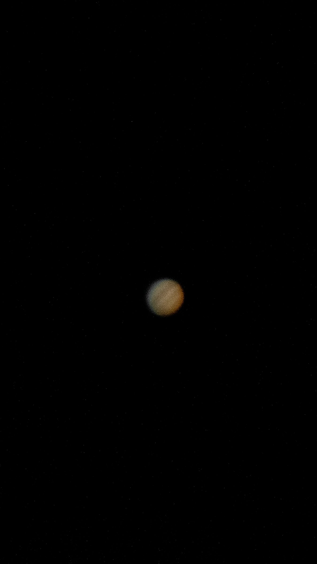 Júpiter como una pequeña esfera luminosa suspendida en el cielo oscuro